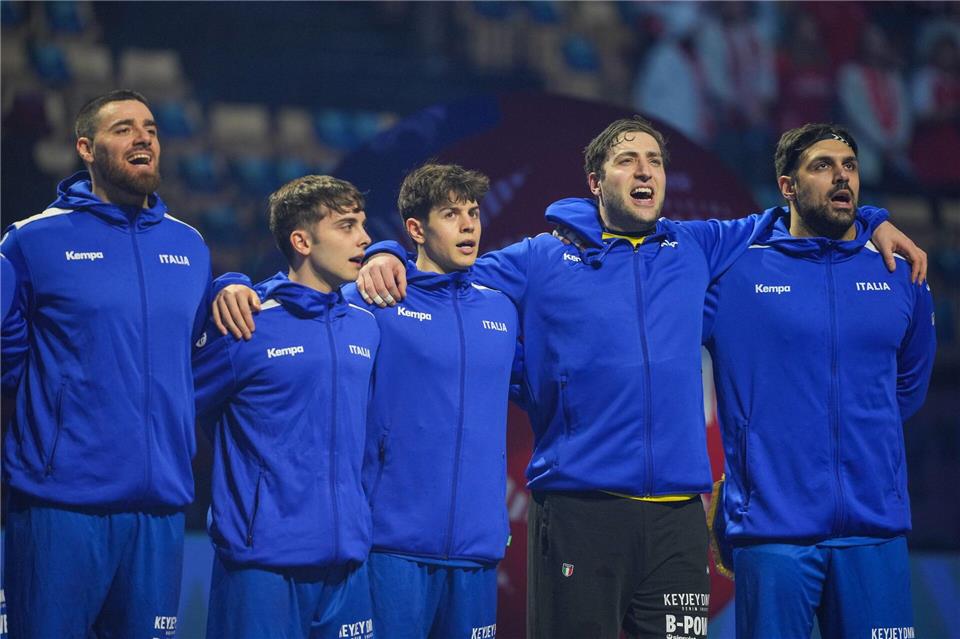 Arm in Arm bei der Hymne: Leo Prantner und Domenico Ebner. (Archivbild)Soeren Stache/dpa