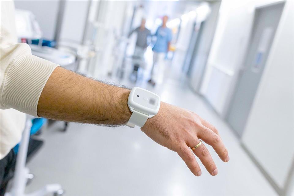 Armbänder wie dieses mit einem Transponder sollen helfen, die Verbreitung multiresistenter Erreger einzudämmen.Michael Matthey/dpa