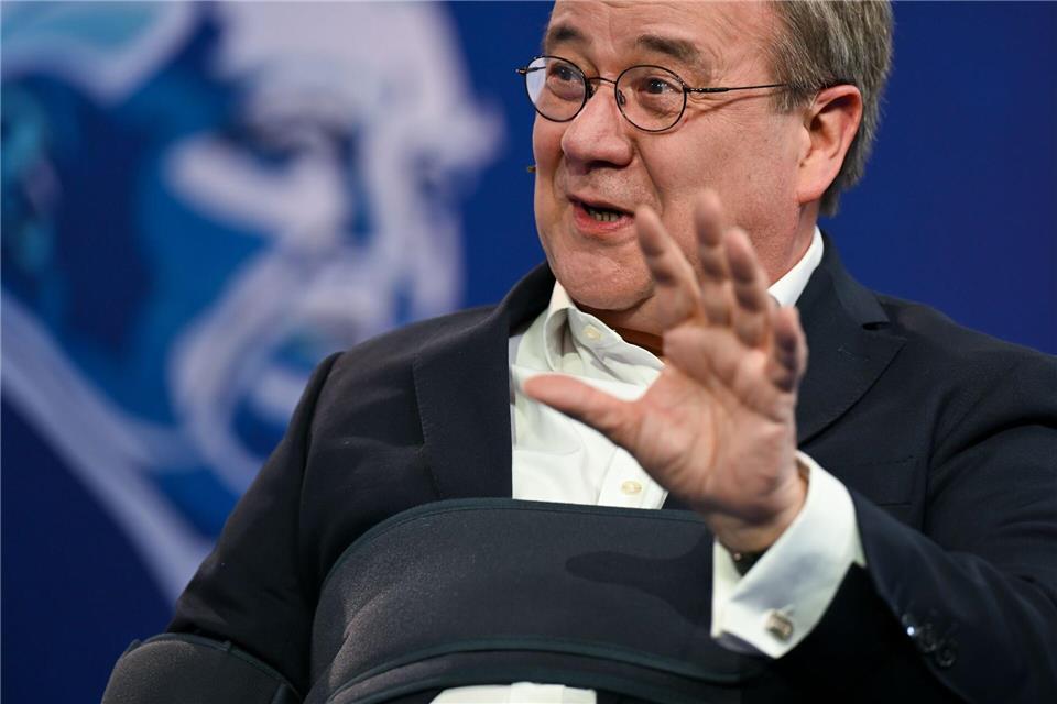 Armin Laschet (CDU) trug nach seinem Unfall eine Armstütze. (Archivbild)Sven Hoppe/dpa