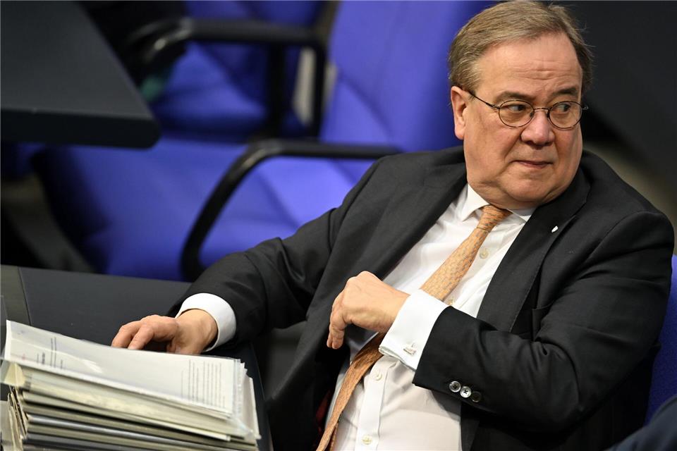 Armin Laschet im Plenarsaal des Bundestags - inzwischen trägt er eine Armstütze (Archivfoto)Lilli Förter/dpa