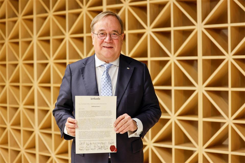 Armin Laschet ist jetzt Aalkönig von Bad Honnef. Thomas Banneyer/dpa