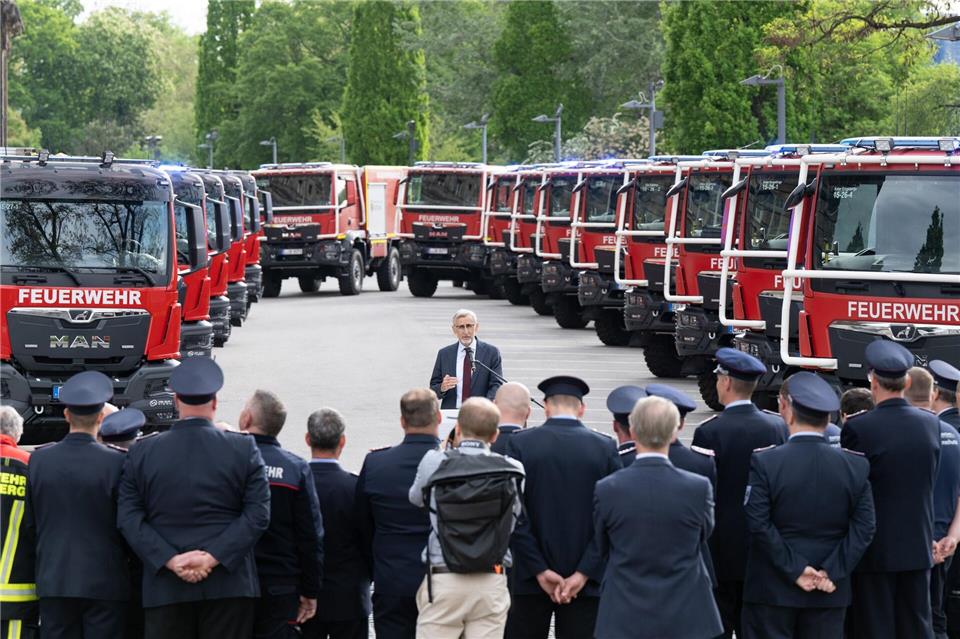 Armin Schuster (CDU), Innenminister von Sachsen, spricht anlässlich der Übergabe von 15 Feuerwehrfahrzeugen vor der Sächsischen Staatskanzlei.Sebastian Kahnert/dpa