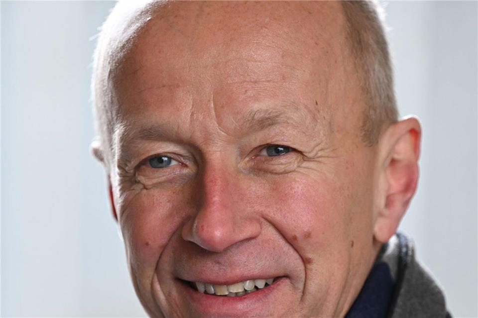 Armin Schwarz (CDU), Kultusminister von Hessen und selbst einst Lehrer, findet die neue Aufkleber-Aktion mit Beratungskontakten für Schüler gut. (Archivbild)Arne Dedert/dpa