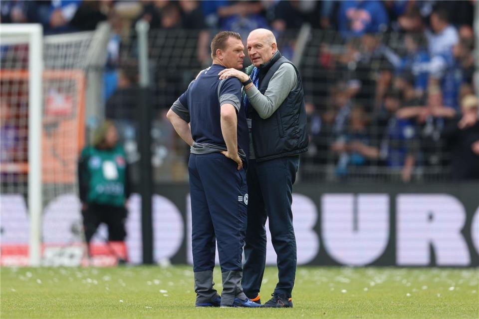 Arminia Bielefelds Präsident Rainer Schütte (r) tritt zurück. (Archivbild) Friso Gentsch/dpa