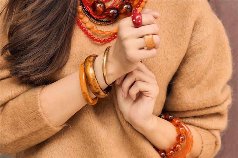 Polka Dots bis Balletcore: Diese 12 Mikrotrends erwarten uns Armreifen sind in der Wintersaison ein angesagtes Schmuckstück. Besonders auffällige und klobige Armreifen sind im Trend und werden gerne mit mehreren Armbändern kombiniert (Armreifen zwischen ca. 13-18 Euro, Ketten zwischen 15-25 Euro).Bijou Brigitte/dpa-tmn