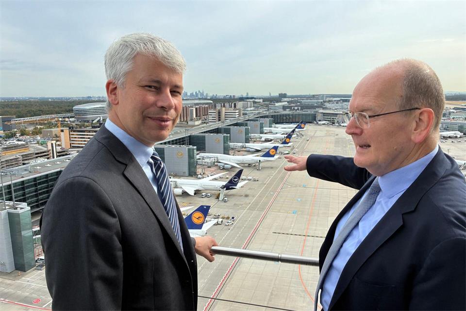 Arndt Schoenemann (r), Chef der Deutschen Flugsicherung, spricht am Frankfurter Flughafen mit Bundesverkehrsminister Steffen Bilger. Christian Ebner/dpa