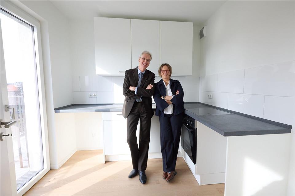 Arne Nilsson (l), Geschäftsführer von Fördern & Wohnen (F&W), und Sozialsenatorin Melanie Schlotzhauer (SPD) in der Küche einer von 20 neuen Kompaktwohnungen.Georg Wendt/dpa