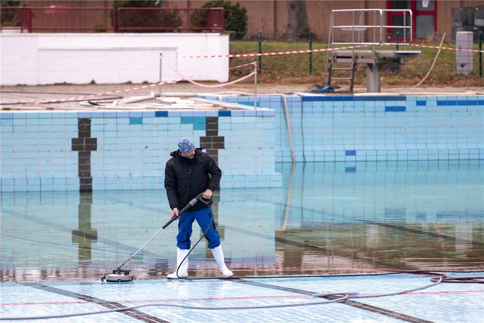 Arne Wagenknecht, Rettungsschwimmer und Mitarbeiter der Berliner Bäder-Betriebe, arbeitet im Schwimmbecken. (Archivbild) Christophe Gateau/dpa