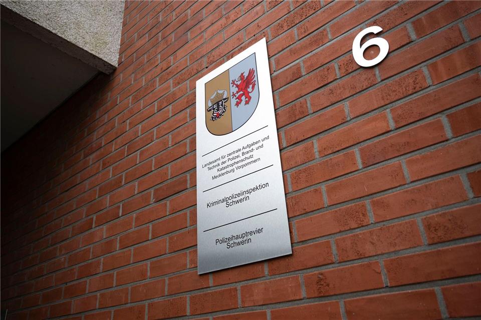 Arne Wurzler leitet ab sofort das Landesamt für zentrale Aufgaben und Technik der Polizei, Brand- und Katastrophenschutz Mecklenburg-Vorpommern. (Archivbild)Philip Dulian/dpa