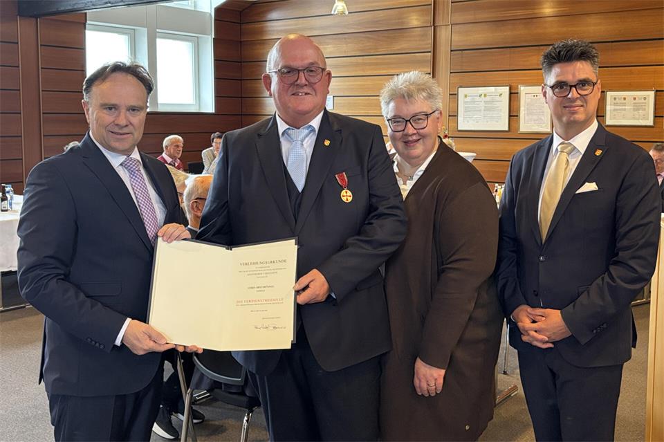 Arno und Gisela Brömmel nehmen Urkunde und Glückwünsche von Landrat Dr. Kai Zwicker (l.) und Bürgermeister Dirk Kuhmann (r.) entgegen.
