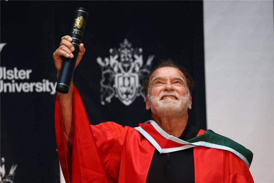 Arnold Schwarzenegger wurde an der nordirischen Ulster Universität geehrt. Peter Morrison/AP/dpa