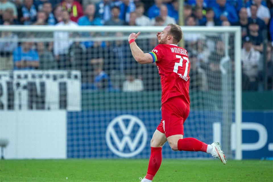 Arnold glich zweimal für Wolfsburg aus. Soeren Stache/dpa