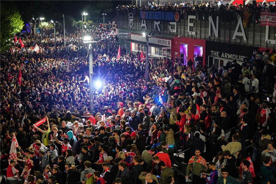 Arsenal-Fans versammeln sich am Arsenal-Stadion, um nach dem Gewinn des Premier-League-Titels durch die Fußballmannschaft von Arsenal zu feiern.Alberto Pezzali/AP/dpa