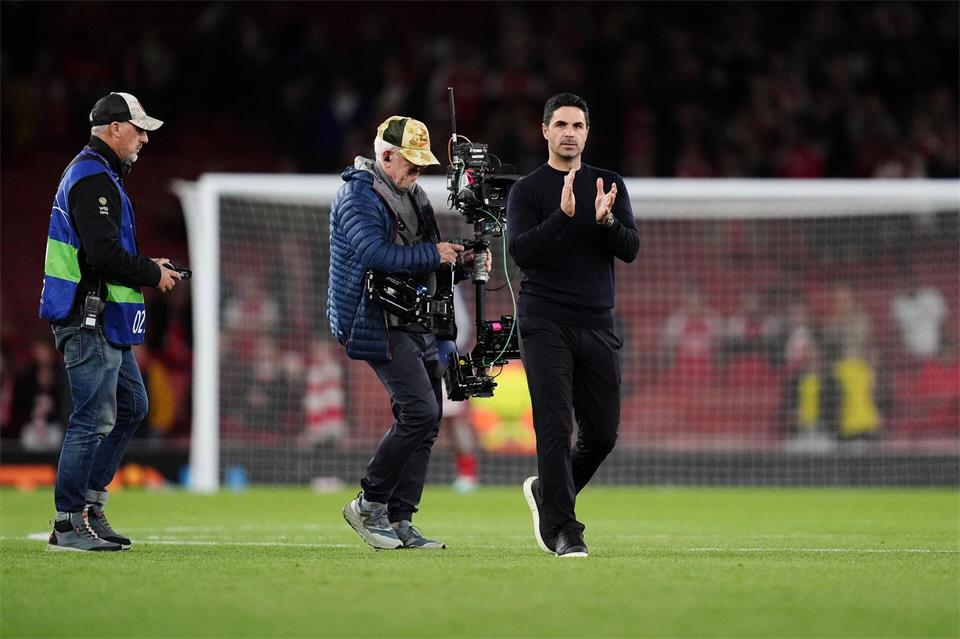 Arsenals Coach Mikel Arteta widmete den Sieg gegen Lille Ken Friar.John Walton/PA Wire/dpa