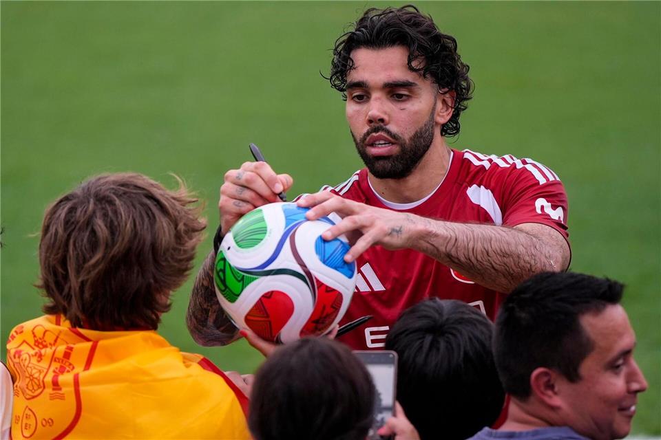 Arsenals David Raya ist bei Spanien nur die Nummer zwei. (Archivbild)Mike Stewart/AP/dpa