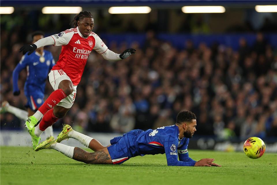 Arsenals Eberechi Eze (l)kämpft mit Chelseas Reece James, unten, um den Ball.Ian Walton/AP/dpa