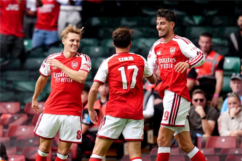 Arsenals Martin Ödegaard (l) jubelt mit Christos Tzolis (M) und Kai Havertz (r) über den Treffer zum 3:0.Adam Davy/PA Wire/dpa