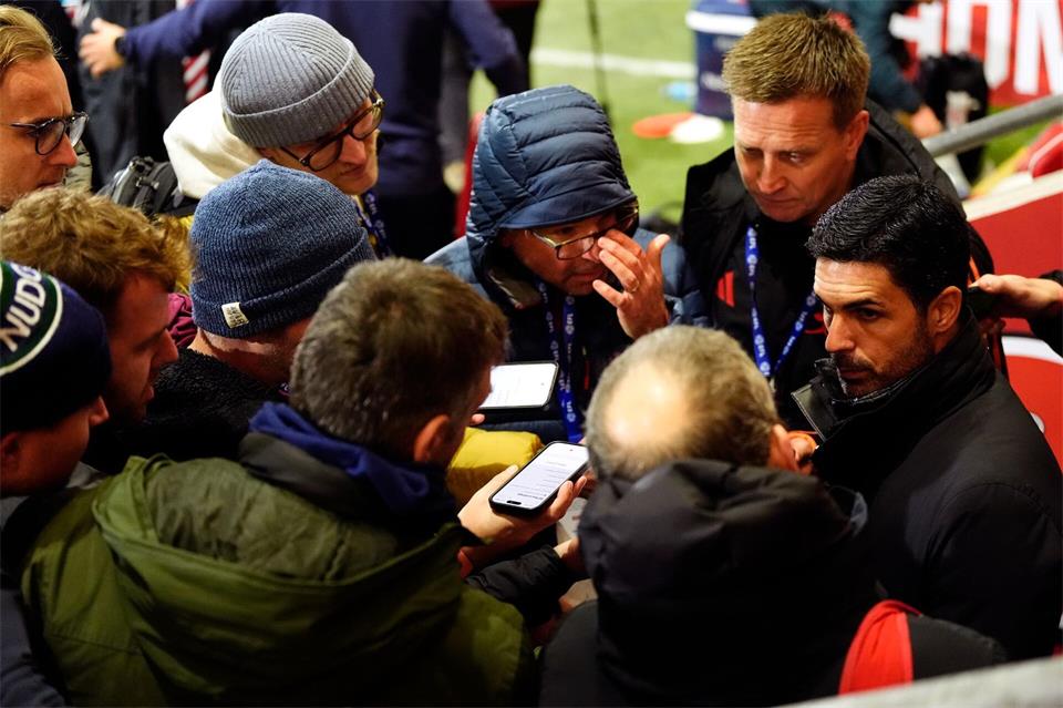 Arsenals Trainer Mikel Arteta (r) wirkte nach der peinlichen Pokal-Pleite gefasst.Nick Potts/PA Wire/dpa