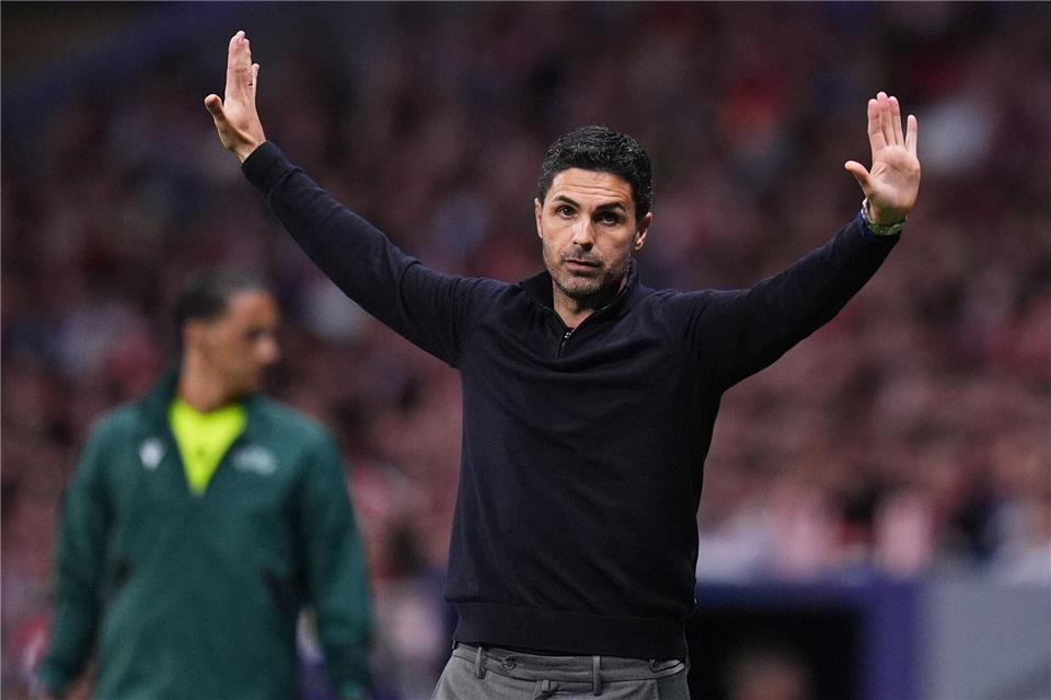 Arsenals Trainer Mikel Arteta regt sich über einen zurückgenommenen Elfmeter auf.Manu Fernandez/AP/dpa