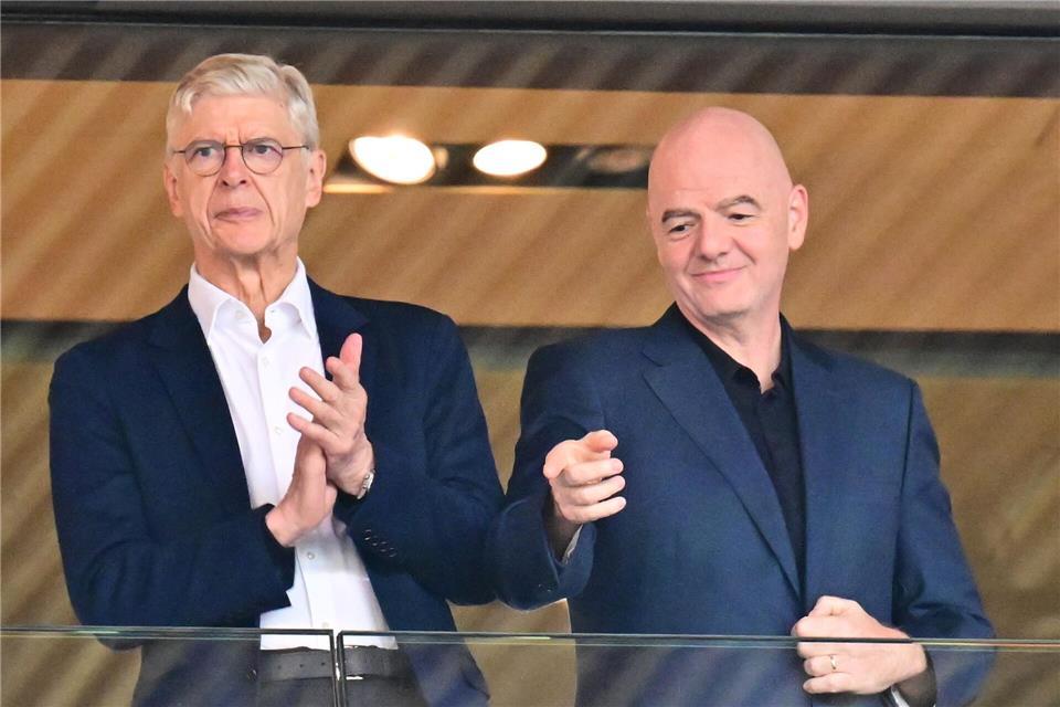 Arsène Wenger (l) setzt sich für eine neue Abseitsregel ein, Gianni Infantino findet es gut. (Archivbild)Sebastian Christoph Gollnow/dpa