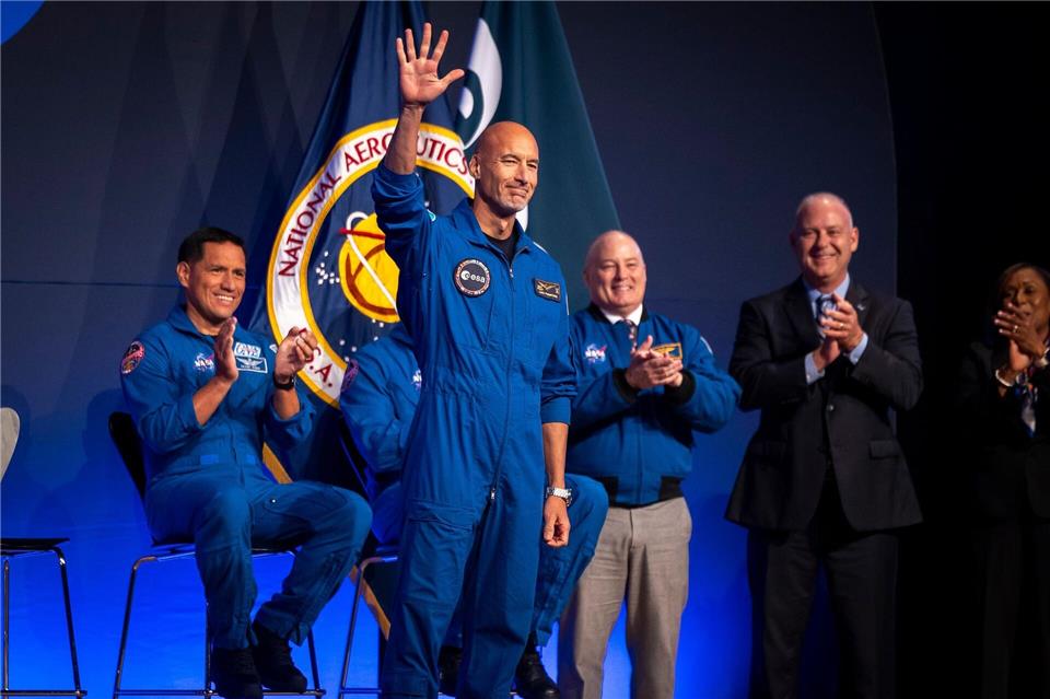 Artemis III-Besatzungsmitglied Luca Parmitano grüßt während einer Pressekonferenz im Johnson Space Center.Annie Mulligan/FR172050 AP/AP/dpa