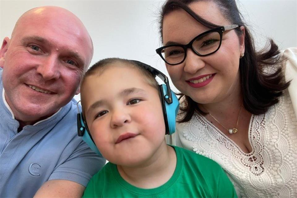 Artur und Mira Batanow mit ihrem Sohn. Weil Niko empfindlich auf laute Geräusche reagiert, trägt er oft einen Kopfhörer.