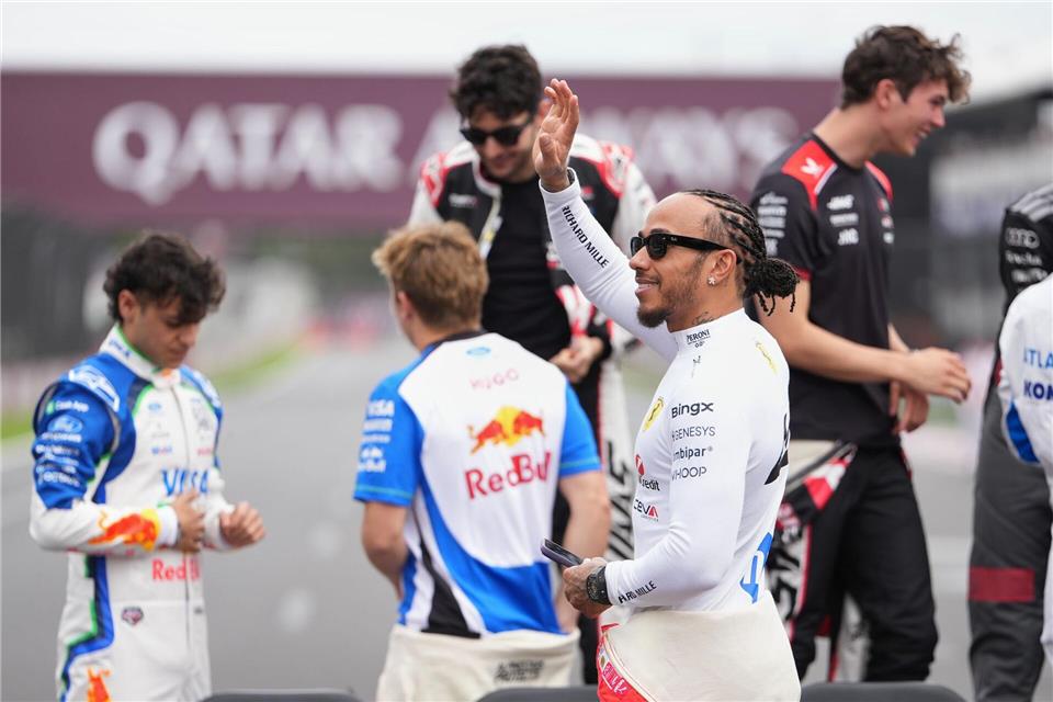 Arvid Lindblad (l) ist seinem Idol Lewis Hamilton (r) ganz nah. (Archivbild)Asanka Brendon Ratnayake/AP/dpa