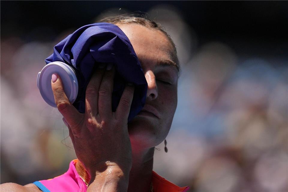 Aryna Sabalenka aus Weißrussland legt einen Eisbeutel ins Gesicht.Dita Alangkara/AP/dpa