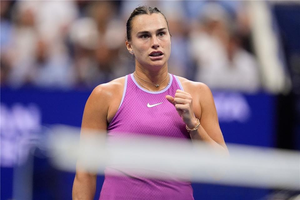 „Mental am Limit“: Sabalenka krönt emotionales Jahr Aryna Sabalenka bejubelt ihren dritten Grand-Slam-Triumph.