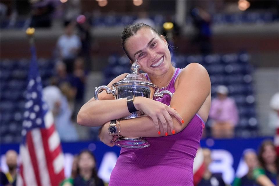 „Mental am Limit“: Sabalenka krönt emotionales Jahr Aryna Sabalenka feiert ihren ersten Sieg bei den US Open.
