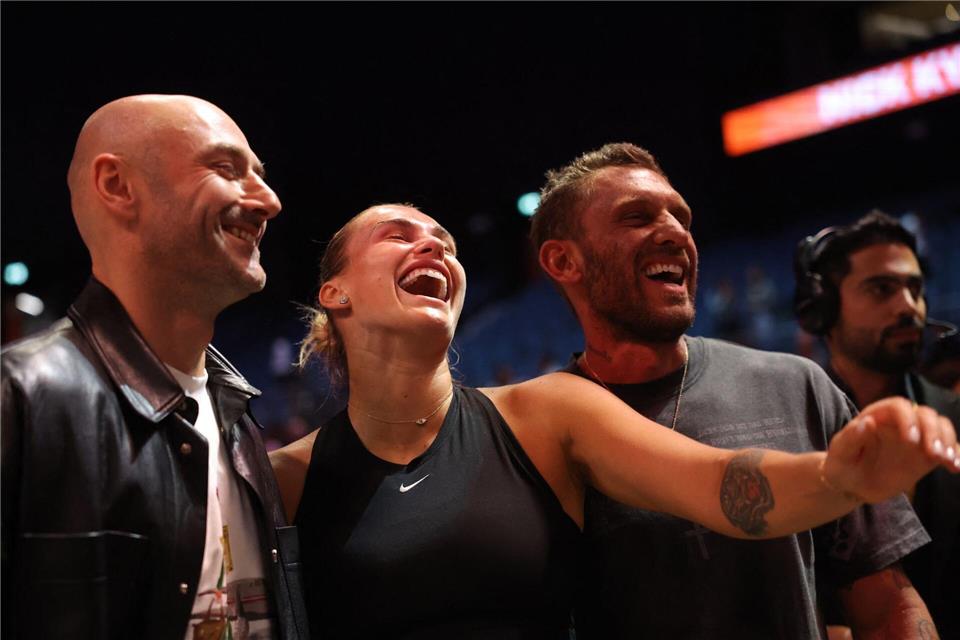 Aryna Sabalenka hatte ihren Freund Georgios Frangulis (r) im Januar bei einer Siegesrede leicht unter Druck gesetzt.Amr Alfiky/Reuters/Getty Images Europe/Pool/dpa