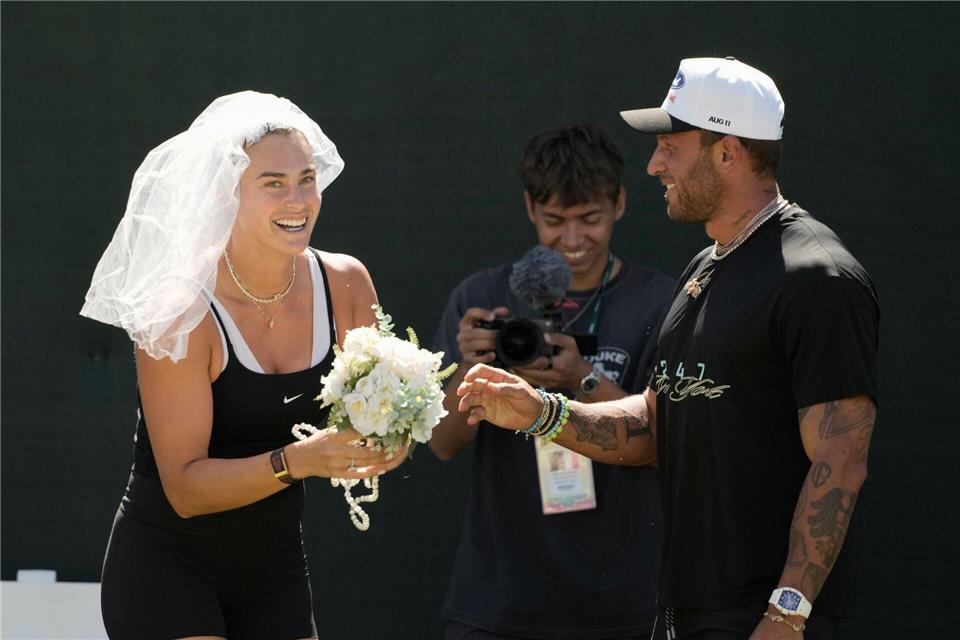 Aryna Sabalenka (l) hat beim Training ihren Spaß. Charles Baus/CSM via ZUMA Press Wire/dpa