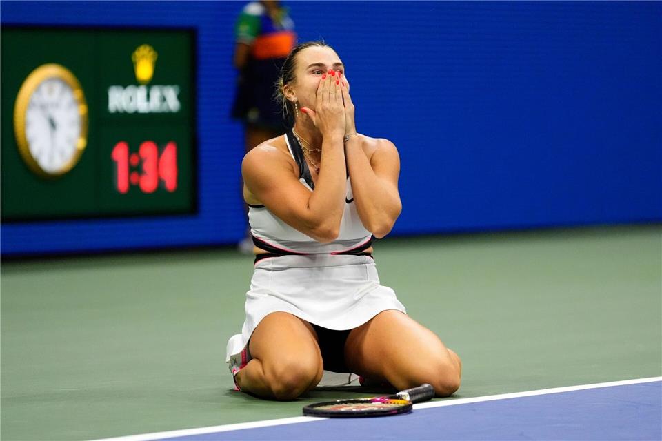 „Lektion gelernt“ - Sabalenka kürt sich zur US-Open-Siegerin Aryna Sabalenka sackte nach dem Erfolg überglücklich auf den Boden.Yuki Iwamura/AP/dpa