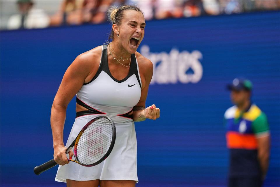 Aryna Sabalenka schaffte nach Problemen im ersten Satz am Ende souverän den Zweitrunden-Einzug.Kirsty Wigglesworth/AP/dpa