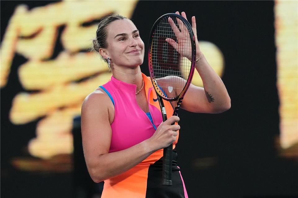Aryna Sabalenka steht bei den Australian Open in Runde zwei.Dita Alangkara/AP/dpa