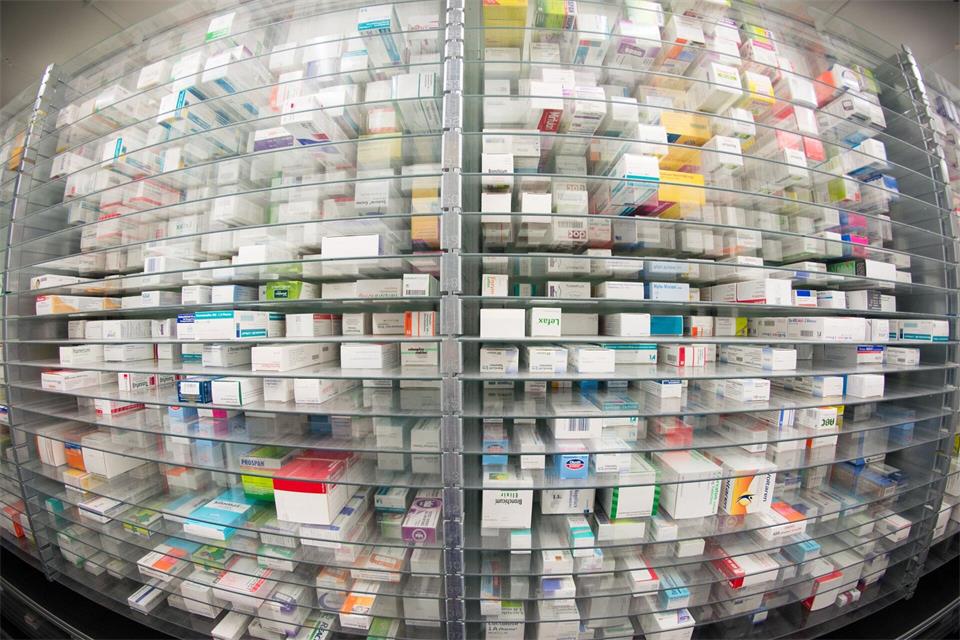 Arzneimittel in einer Apotheke: Hamburg hat im ersten Halbjahr 2026 mehr Medikamente exportiert. (Symbolbild)Daniel Reinhardt/dpa