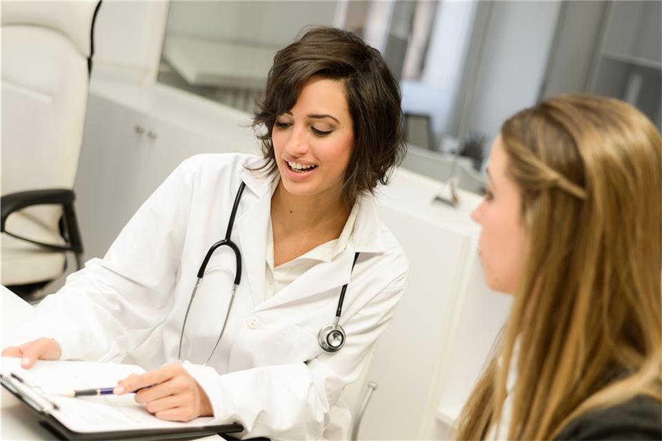 Arzt und Patient reden offen und freundlich miteinander: Schroffer Ton und Übergriffe gibt es in Heiden nicht.