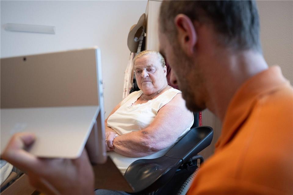 Arztgespräch per Videoanruf - die Kombination aus Assistenzpersonal vor Ort und telemedizinischem Hausbesuch des Arztes ist in Sachsen noch sehr selten. Sebastian Kahnert/dpa