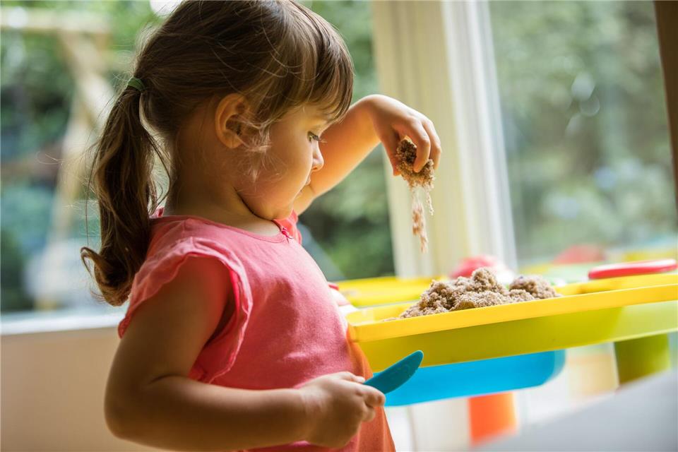 Asbestverdacht bei Knetsand: Öko-Test hat 18 Produkte untersucht und in einem Asbestfasern nachgewiesen.picture alliance / dpa-tmn