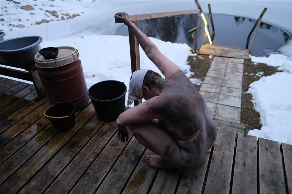 Viel Rauch um viel - Saunakultur in Estland Asche auf meinem Körper: eine Rauchsauna-Teilnehmerin nach dem Ritual.Friederike Ostermeyer/dpa-tmn