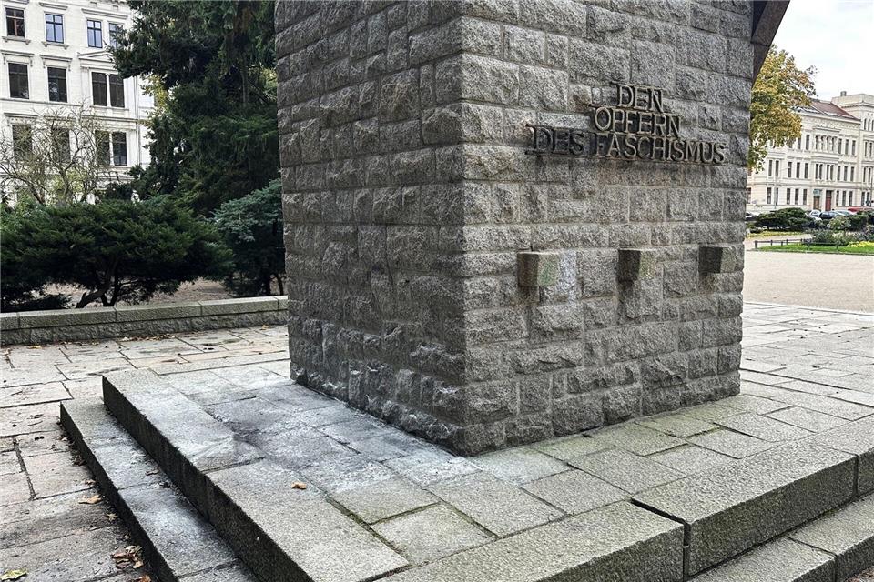Asche und Brandspuren sind am Denkmal für die Opfer des Faschismus in Görlitz zu sehen, nachdem unbekannte Täter Bücher verbrannt haben. Der Staatsschutz der Polizei ermittelt.Danilo Dittrich/dpa