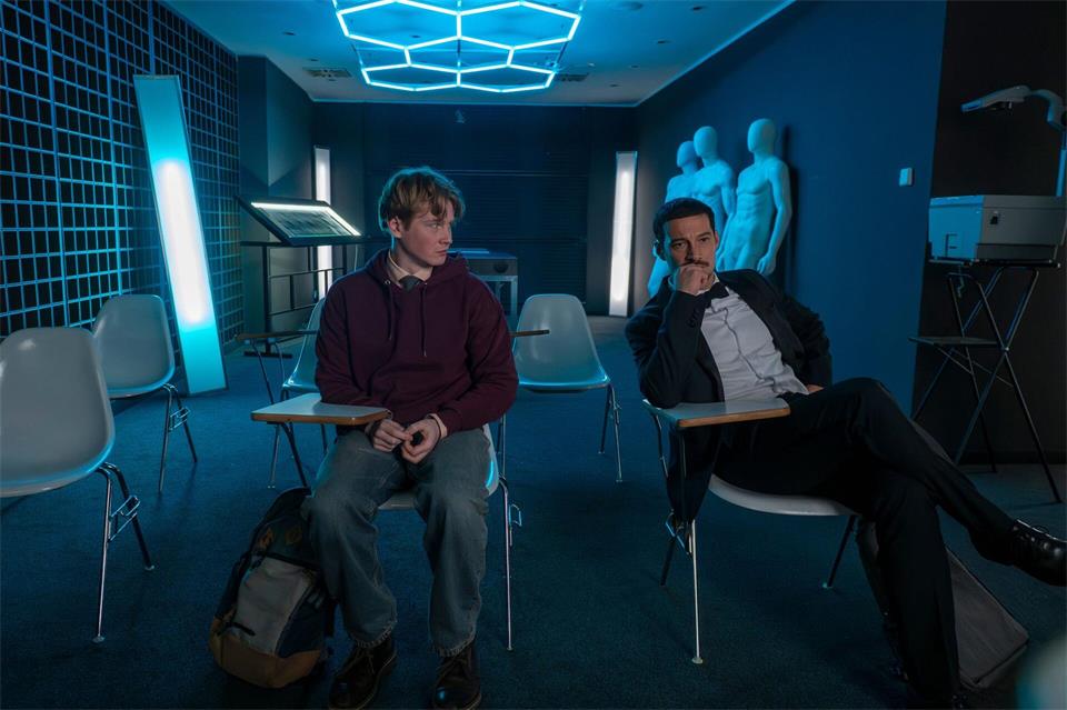 Asel Asanow (Lukas Zumbrock, l.) und Andreas Rödig (Klaus Steinbacher, r.) wollen Agenten werden.--/ZDF/dpa