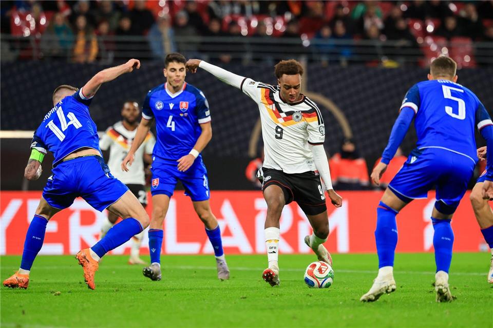 Assan Ouédraogo (M) bei seinem DFB-Debüt gegen die Slowakei. (Archivbild)Jan Woitas/dpa