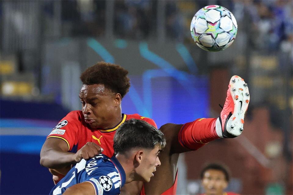 Assan Ouédraogo (l) verletzte sich gegen den Hamburger SV. (Archivbild)Jan Woitas/dpa
