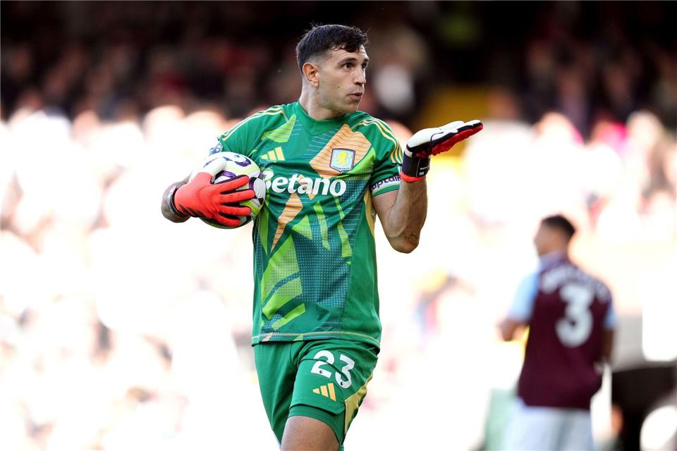 Aston Villas Torhüter Emiliano Martinez stellt sich auf die Freiburger Standardstärke ein. (Archivbild)John Walton/PA Wire/dpa
