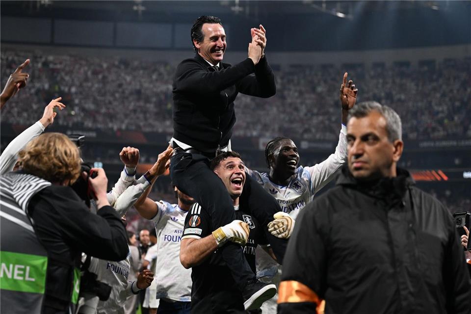 Aston Villas Torwart Emiliano Martínez trägt nach dem Finalsieg gegen den SC Freiburg seinen Trainer Unai Emery auf den Schultern.Mustafa Alkac/dpa