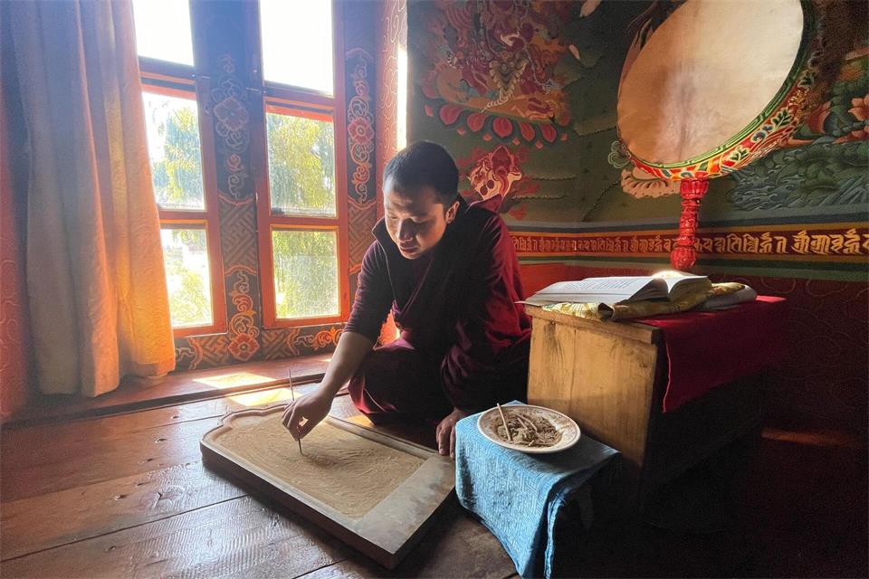 Astrologie-Mönch: Auch der königliche Hof lässt sich von buddhistischen Astrologen beraten.Bernhard Krieger/dpa-tmn