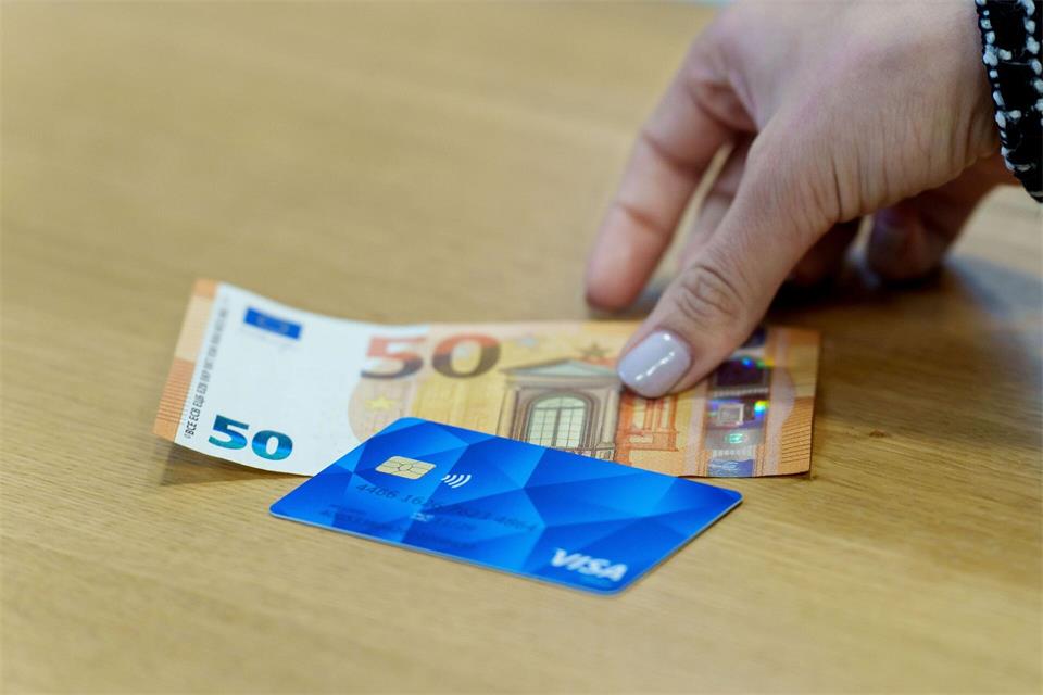 Asylbewerber erhalten mit der Bezahlkarte einen Teil der staatlichen Leistungen zum Lebensunterhalt als Guthaben über die Karte und entsprechend weniger Bargeld. Andreas Arnold/dpa