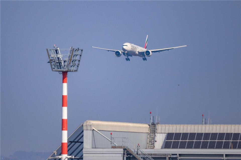 Asylsuchende, die mit dem Flugzeug nach Deutschland einreisen, erwartet viele neue Regeln. (Symbolbild)Christoph Reichwein/dpa