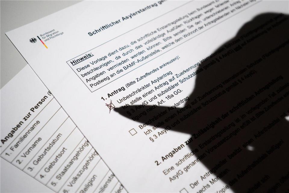 Asylverfahren dürften wieder länger dauern. (Symbolbild)Julian Stratenschulte/dpa